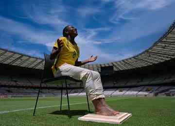 Ex-jogadora da Seleção Brasileira grava pegadas e assinatura e entra para hall histórico do estádio 