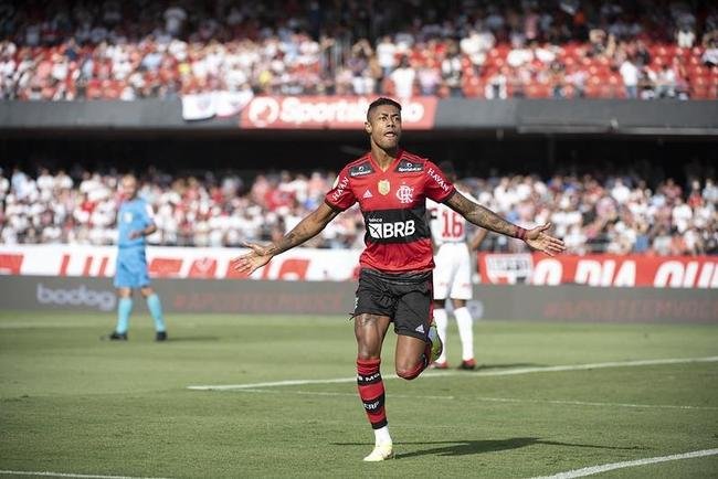 Flamengo massacrou So Paulo em pleno Morumbi e mantm sonho de conquistar o Campeonato Brasileiro, apesar de grande vantagem do Atltico