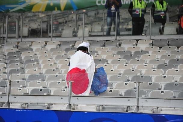 Depois do empate entre Japo e Equador, por 1 a 1, pela Copa Amrica, um torcedor japons deu um bom exemplo aos brasileiros. Com pacincia, ele recolheu lixo em vrios pontos do setor em que se encontrava no Mineiro. Na Copa de 2014, no Brasil, os nipnicos j haviam mostrado civilidade ao mundo ao limpar arquibancadas e vestirios dos estdios.