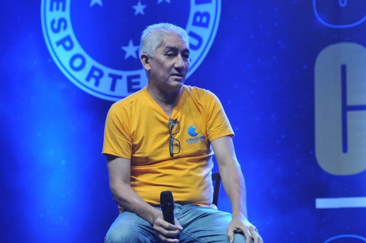 Nonato e Leandro, ex-laterais do clube, durante papo com o pblico de Conselheiro Lafaiete na Caravana do Cruzeiro