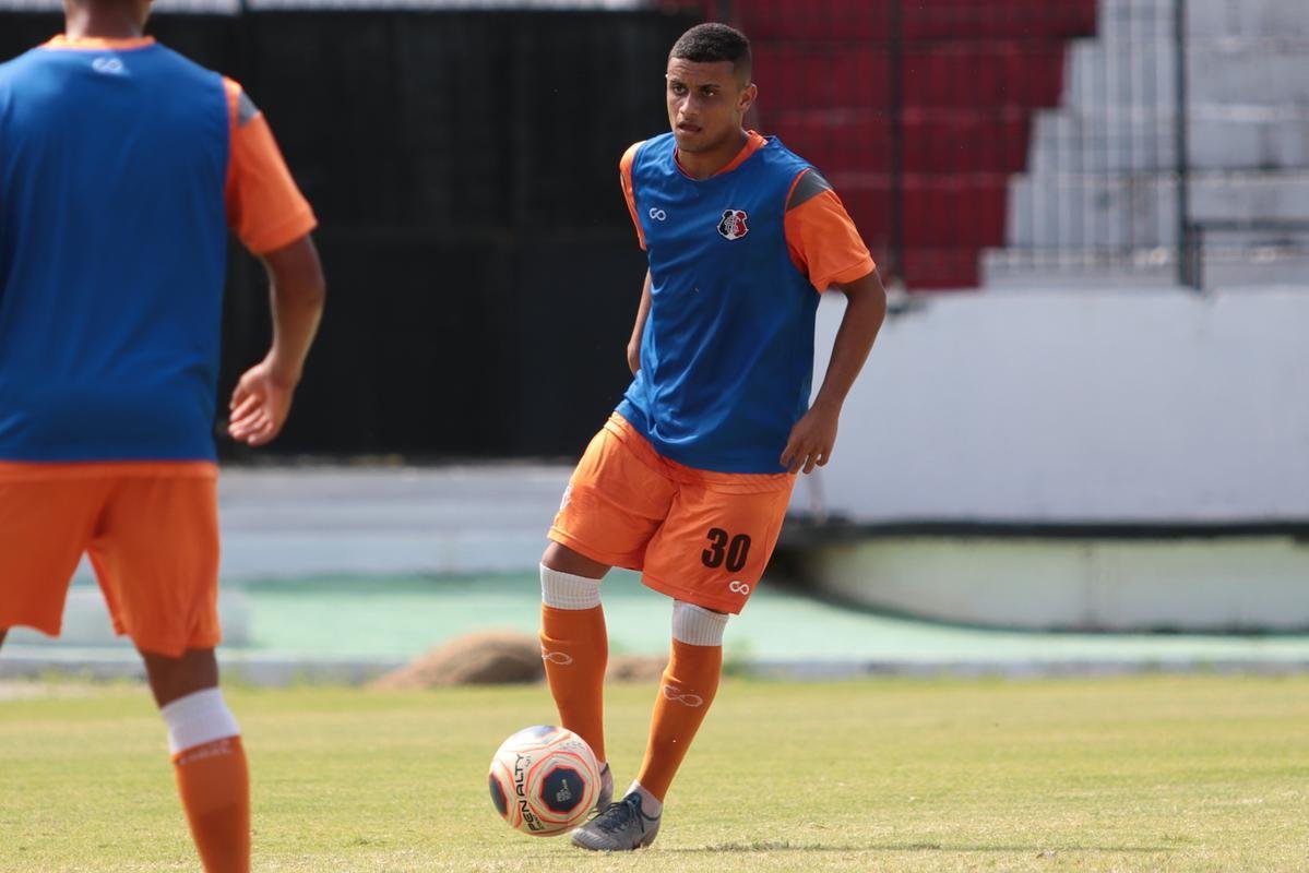 Jogadores do Santa Cruz treinaram no estádio do Arruda, já apresentando trabalhos com bola no gramado, sob a supervisão do técnico Itamar Schülle. Todos os atletas e os membros da comissão técnica seguem submetidos às medidas de afastamento social.