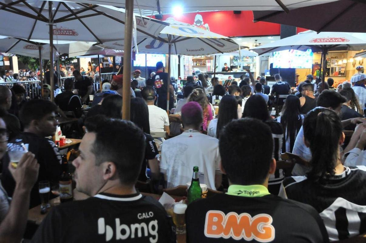 Nesta quinta-feira (2), torcedores do Atltico lotaram os bares de BH para acompanhar Bahia x Galo, jogo adiado da 32 rodada do Campeonato Brasileiro. Na imagem, bares na regio da Savassi.