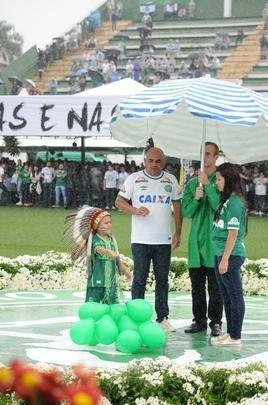 Pequeno ndio Cond, mascotinho do clube, despediu-se dos dolos