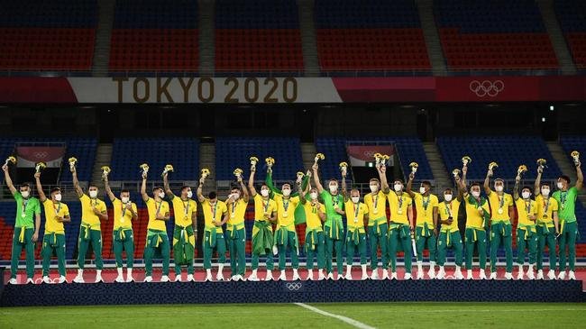 Jogadores da Sele��o Brasileira recebem a medalha de ouro pela conquista ol�mpica no futebol