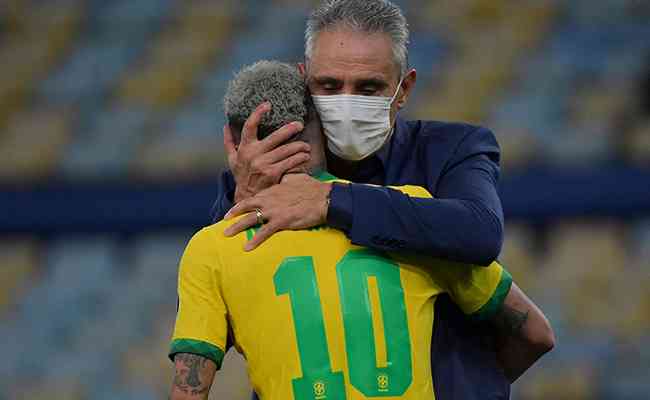 Tite e Neymar aps a derrota em casa para a Argentina na Copa Amrica 