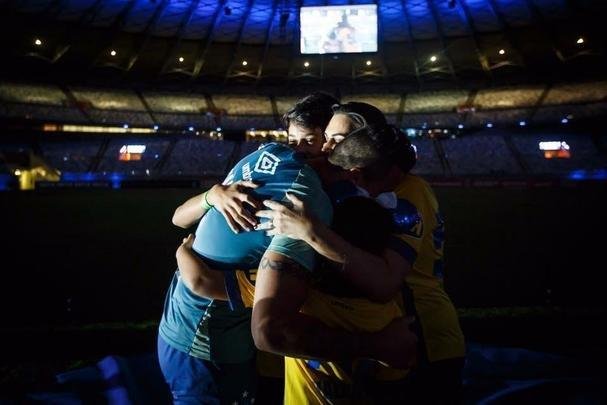 Antes de jogo entre Cruzeiro e Cear, goleiro Fbio foi homenageado pelas 800 partidas a servio do clube. Na imagem, todos os trofus conquistados pelo camisa 1 no time celeste: seis Campeonatos Mineiros (2006, 2008, 2009, 2011, 2014 e 2018), trs Copas do Brasil (2000, 2017 e 2018) e dois Campeonatos Brasileiros (2013 e 2014).