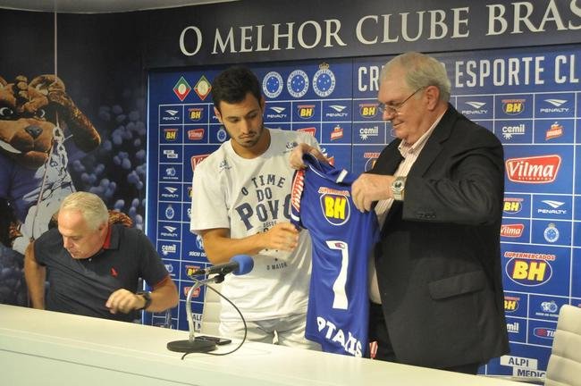 2016 - Snchez Mio (meia): conhecido por ser bom cobrador de faltas, veio para o Cruzeiro para atuar no meio-campo, mas por vezes foi deslocado  lateral esquerda. Em 19 partidas (17 como titular), marcou um gol. Em junho de 2016, o argentino alegou problemas particulares e solicitou  diretoria a resciso contratual.