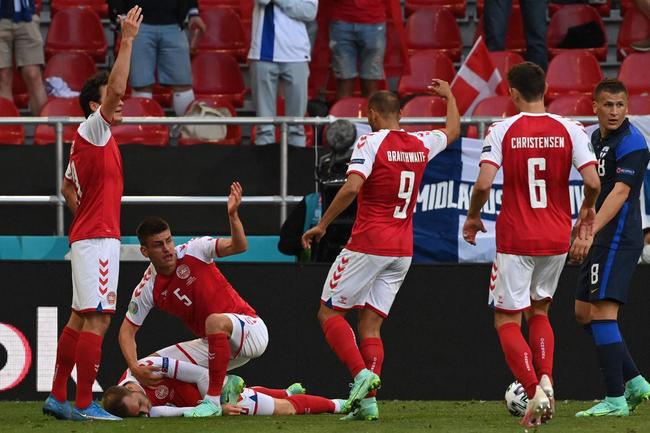 Reação de companheiros, esposa, adversários e torcedores após queda de Eriksen
