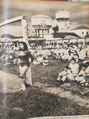 Goleira Eleuza Santos defendendo a meta do Araguari; atrs dela, fs acompanham o jogo