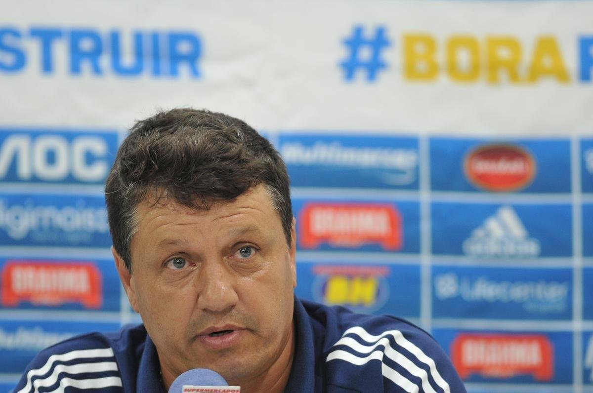 Adilson assumiu o clube no fim de 2019. Perdeu as trs ltimas partidas do Brasileiro, confirmando o rebaixamento do time. Depois, venceu os dois primeiros jogos do Estadual de 2020. 