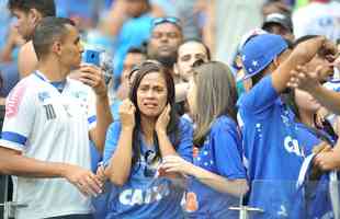 Depois de derrota do Cruzeiro para o Palmeiras e da confirmao do rebaixamento, Mineiro virou praa de guerra, com ira da torcida, depredaes e bombas