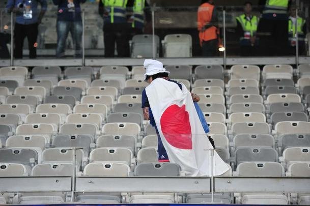 Depois do empate entre Japo e Equador, por 1 a 1, pela Copa Amrica, um torcedor japons deu um bom exemplo aos brasileiros. Com pacincia, ele recolheu lixo em vrios pontos do setor em que se encontrava no Mineiro. Na Copa de 2014, no Brasil, os nipnicos j haviam mostrado civilidade ao mundo ao limpar arquibancadas e vestirios dos estdios.