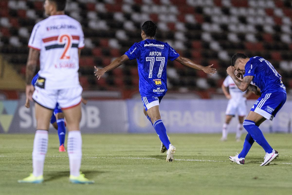 Botafogo-SP x Cruzeiro: Airton fez gol de cabeça aos 26 minutos do segundo tempo