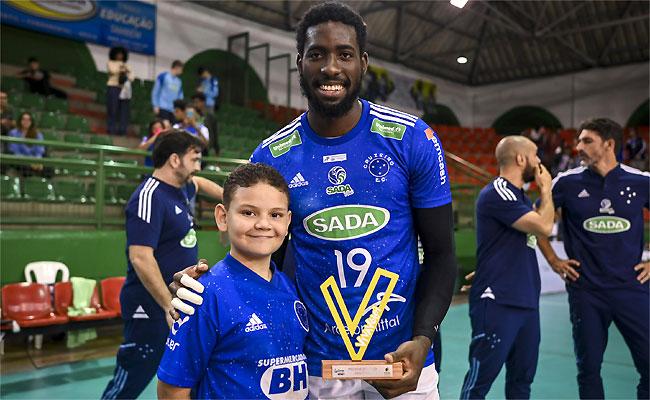 Decisivo, ponteiro Lpez foi eleito o melhor em quadra e levou o Trofu VivaVlei