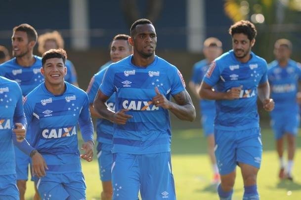 Jogadores do Cruzeiro se reapresentaram nesta sexta-feira, na Toca da Raposa II, aps a conquista do pentacampeonato da Copa do Brasil. Mano j disse que Robinho e Raniel esto vetados para enfrentar o Corinthians no domingo, s 16h, no Mineiro, pelo Brasileiro. Os provveis substitutos sero Rafinha e Rafael Sobis.