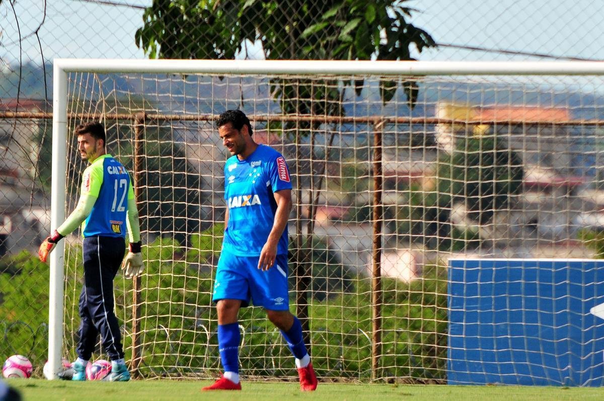 Sem Thiago Neves, que est com desgaste na panturrilha, Mano Menezes escalou o time titular do Cruzeiro no coletivo com Fbio; Lucas Romero, Leo, Murilo e Egdio; Henrique e Ariel Cabral; Robinho, Arrascaeta e Rafinha; Fred. Os reservas atuaram com Rafael; Arthur, Digo, Manoel e Marcelo Hermes; Lucas Silva, Nonoca e Bruno Silva; Rafael Marques, Rafael Sobis e Judivan