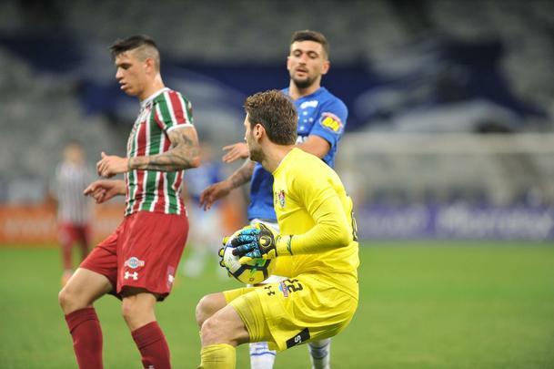 Cruzeiro derrotou Fluminense por 2 a 1, com gols de Raniel e Ayrton Lucas (contra); Henrique, tambm contra, descontou para os cariocas