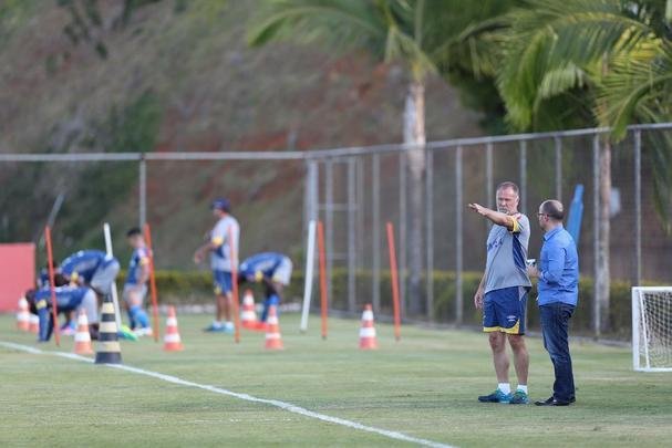 Treinador escalou Manoel na defesa, Willian no ataque, mas ganhou dvida com entorse de Henrique