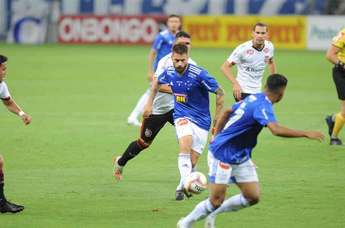 Sobis Faz Golaço Do Meio Campo Cruzeiro Vence Brasil De Pelotas E