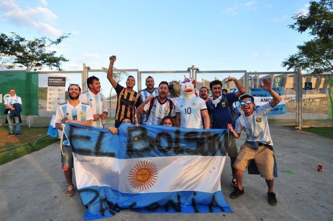 Torcedores de Argentina e Paraguai na chegada ao Minero para duelo pela Copa Amrica