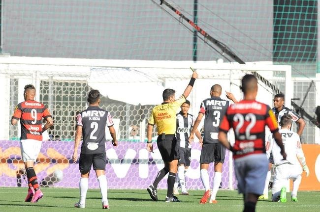 lances do primeiro tempo do jogo entre Atl�tico e Flamengo no Independ�ncia