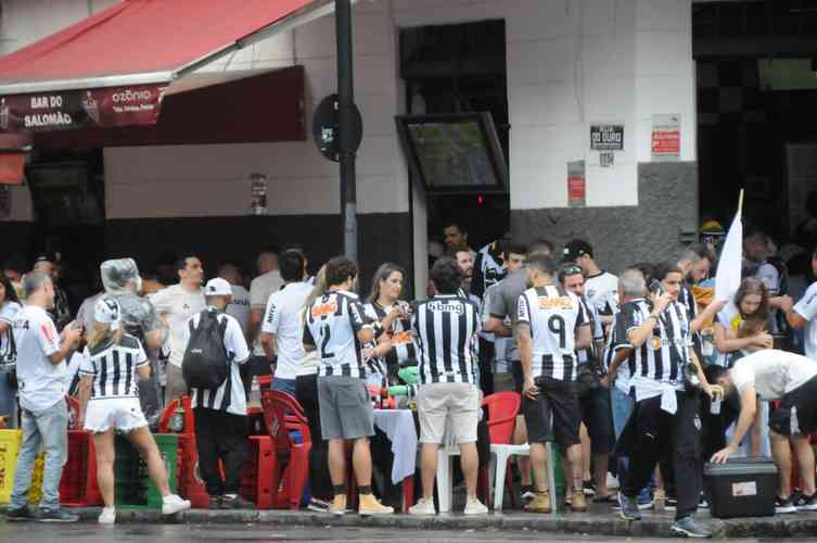 Nesta quinta-feira (2), torcedores do Atlético lotaram os bares de BH para acompanhar Bahia x Galo, jogo adiado da 32ª rodada do Campeonato Brasileiro. Na imagem, Bar do Salomão, na Rua do Ouro.