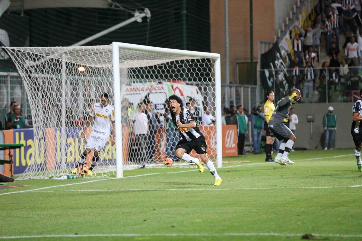 47 - Luan - 2013/2014/2015/2016/2017/2018 - 226 jogos / 41 gols - 0,181 por jogo