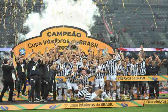 Atlético ergue a taça e festeja bi da Copa do Brasil