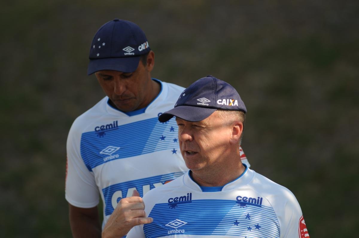 Jogadores do Cruzeiro se reapresentaram nesta sexta-feira, na Toca da Raposa II, aps a conquista do pentacampeonato da Copa do Brasil. Mano j disse que Robinho e Raniel esto vetados para enfrentar o Corinthians no domingo, s 16h, no Mineiro, pelo Brasileiro. Os provveis substitutos sero Rafinha e Rafael Sobis.