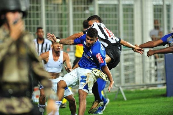 Jogadores de Cruzeiro e Atltico brigaram logo depois da disputa de pnaltis