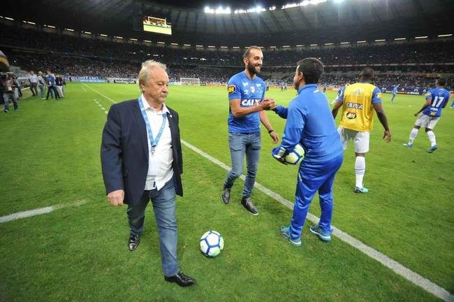 Atacante Barcos, novo reforo do Cruzeiro, foi ao Mineiro, assistiu  partida contra o Atltico-PR pela Copa do Brasil e foi apresentado  torcida pelo presidente Wagner Pires de S