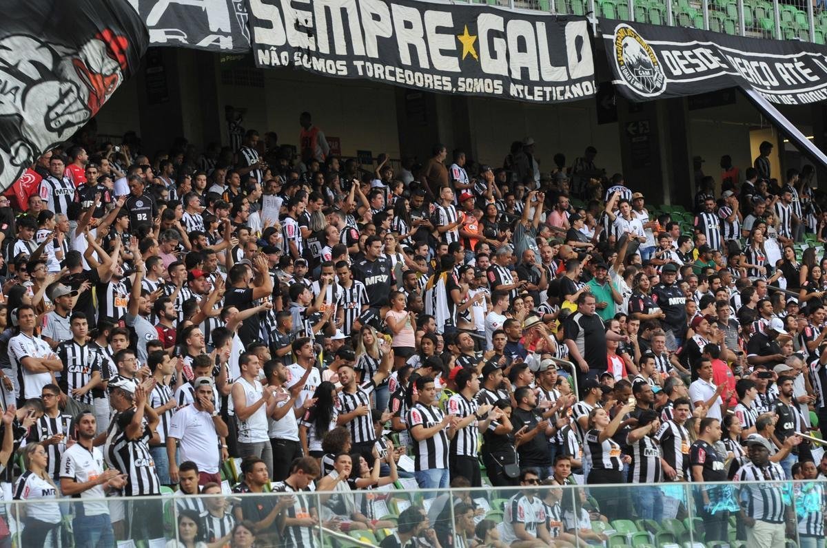 Imagens da torcida do Atltico no clssico contra o Cruzeiro, no Independncia, pelo Campeonato Brasileiro 