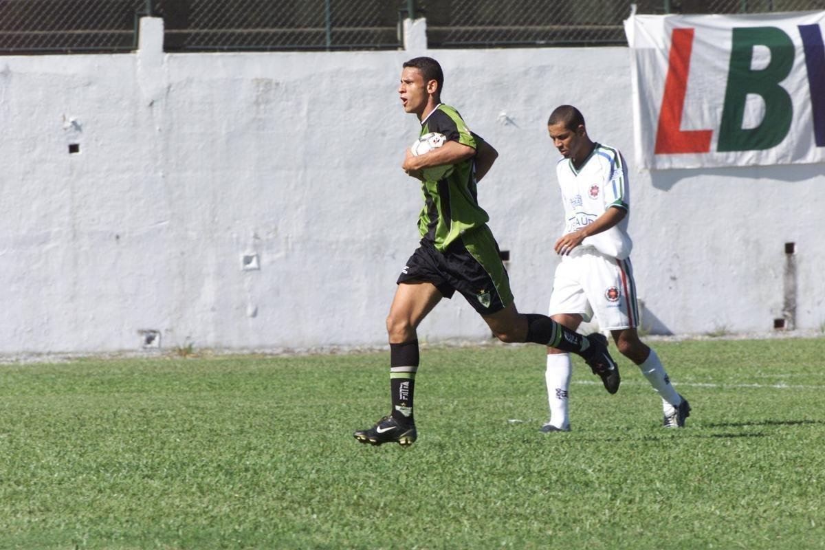 Fred pega a bola aps marcar em empate do Amrica contra Ipatinga, em 2003