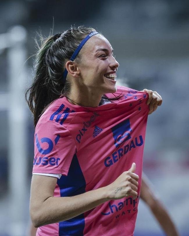 Em preliminar de Cruzeiro x Ituano pela Srie B, o time feminino da Raposa, conhecido como Cabulosas, goleou o Araguari por 8 a 0 pela terceira rodada do Campeonato Mineiro Feminino. Equipe cruzeirense estreou o uniforme rosa, confeccionado pela Adidas em homenagem  campanha Outubro Rosa, de conscientizao contra o cncer de mama