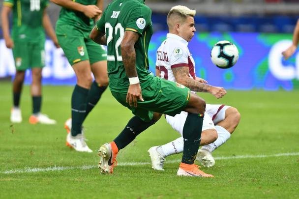 Imagens da partida entre Bolvia e Venezuela