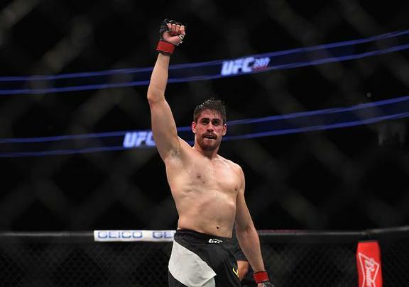 Antnio Cara de Sapato (luvas vermelhas) venceu Marvin Vettori por deciso unnime (triplo 29-28)