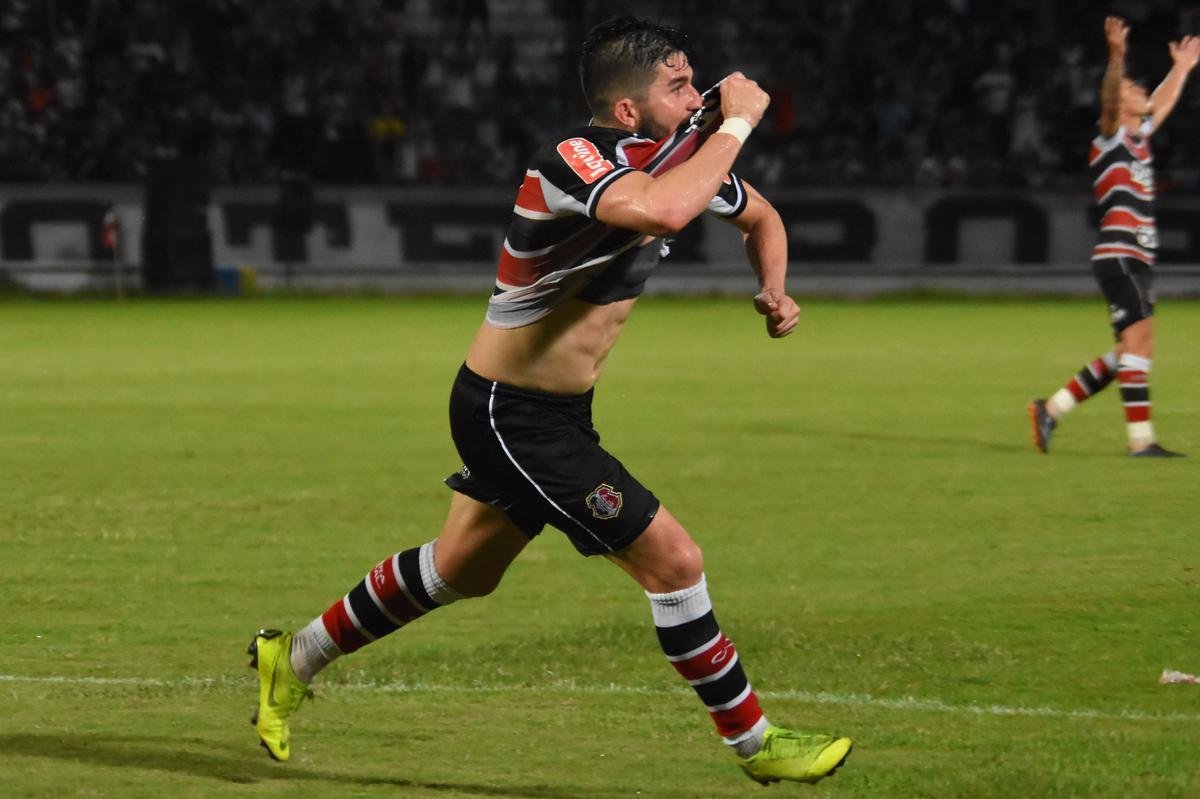 Em jogo movimentado, Santa Cruz e Treze se enfrentaram pela estreia da Série C de 2019. O time paraibano saiu à frente no primeiro tempo, com vantagem de 2 a 0 no placar. Com a virada após o intervalo, o Santa Cruz pressionou, mas o empate só viria após a invasão de um cachorro. Batizado depois de 'Pipicão', o cão foi retirado de campo pelo goleiro Anderson, e daí por diante o Santa empatou com gols de Neto Costa e Guilherme Queiroz, ambos reservas da equipe na ocasião.