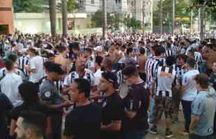 Atleticanos invadiram o Mineiro no jogo contra o Grmio e bateram recorde de pblico no Brasileiro; veja fotos do entorno do estdio antes da partida