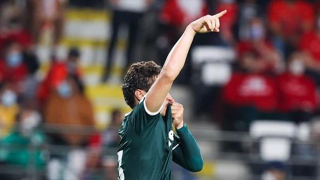 O Palmeiras derrotou, nesta tera-feira (8), o Al Ahly, do Egito, por 2 a 1, no Estdio Al Nahyan, e garantiu vaga na do Mundial de Clubes. Em Abu Dhabi, nos Emirados rabes, Raphael Veiga e Dudu deram show, cada um com um gol e uma assistncia.