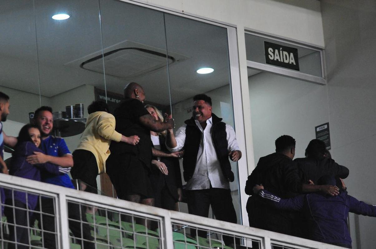 Investidor do Cruzeiro, Ronaldo marca presena em jogo contra o Grmio no Independncia 