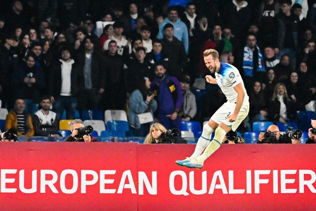 Itlia e Inglaterra se enfrentaram no Estdio Diego Maradona, em Npoles, pelo Grupo C das Eliminatrias da Eurocopa
