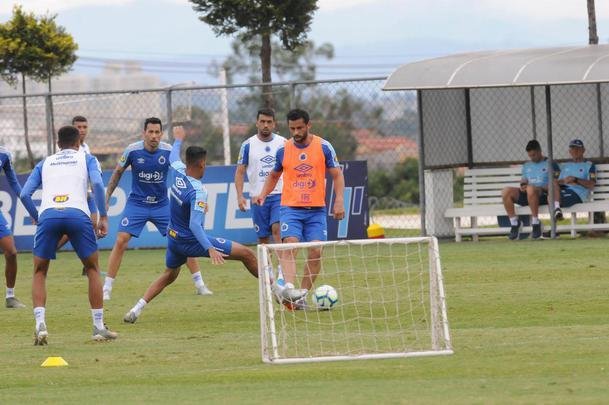 Adilson Batista em ao em seu primeiro treino  frente do Cruzeiro