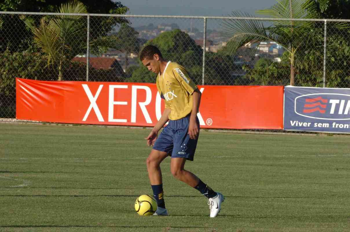 Zagueiro Maicon em seu incio de carreira no Cruzeiro, no ano de 2007. 