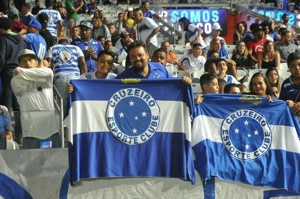 Imagens das torcidas de Cruzeiro e Corinthians no Mineiro