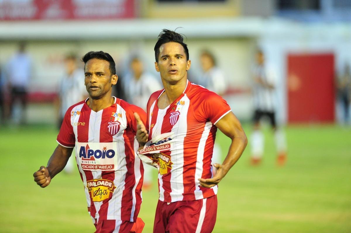 Villa Nova e Atltico se enfrentaram nesta quinta-feira