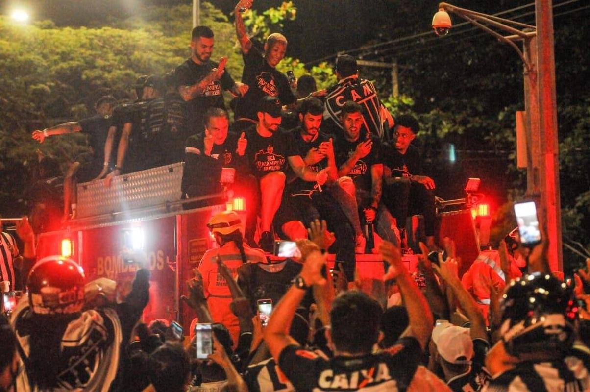 Trajeto da delegao do Atltico entre a Pampulha e a Praa Sete, no Centro de BH, onde fez carnaval com a torcida ao som do cantor baiano Bell Marques