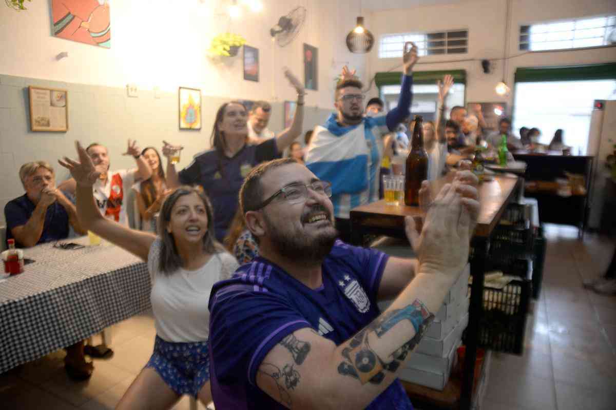 No bar Massa Madre, em BH, torcedores argentinos e admiradores da seleo de Lionel Messi foram  loucura e tambm choraram com a classificao  final da Copa do Mundo de 2022, no Catar, aps a vitria por 3 a 0 sobre a Crocia