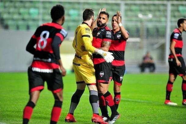 Fotos de mais uma derrota do Amrica na Srie B; Coelho foi superado no Independncia pelo Atltico-GO, por 1 a 0. Gol do rubro-negro goiano foi de Jorginho