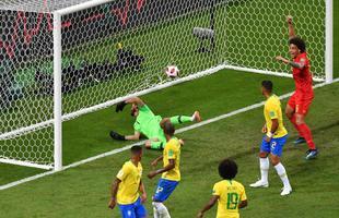 Fernandinho errou ao tentar tirar a bola em escanteio e colocou contra as prprias redes