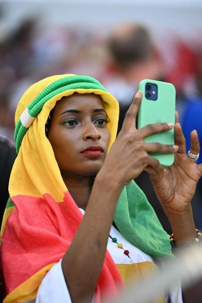 Torcedores de Catar e Senegal nas arquibancadas do Estdio Al Thumama